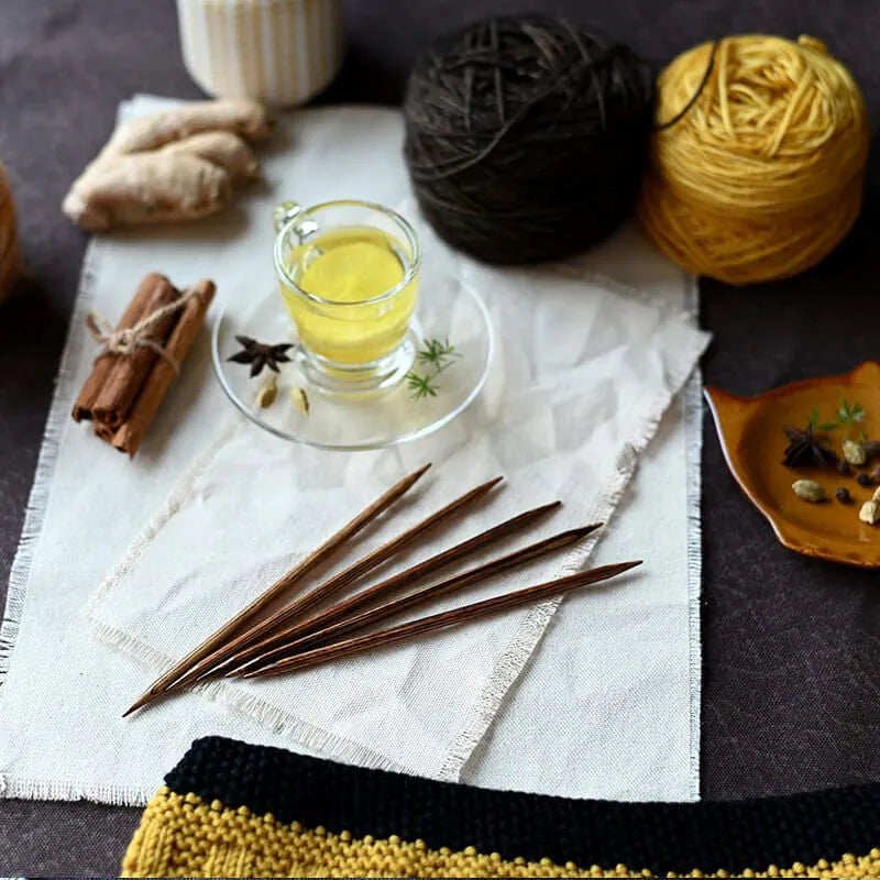 KnitPro Ginger -sukkapuikot tuovat neulontahetkeen lämpöä ja hiljaista ylellisyyttä.