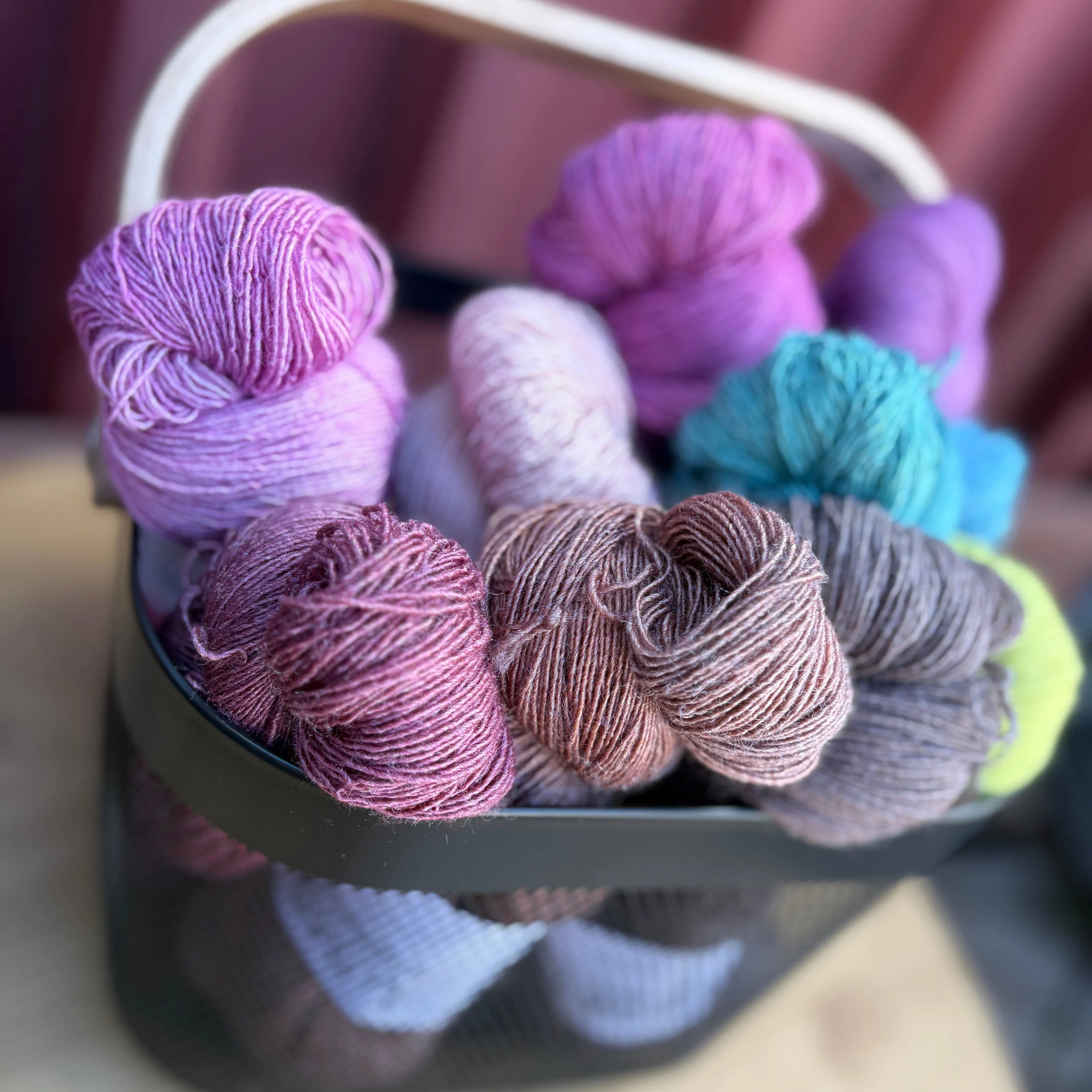 Lumoava Merino-Silkki Lace – Yksisäikeistä unelmaa ja höyhenenkevyttä pehmeyttä.  Lanka on ylellinen yhdistelmä superwash-käsiteltyä merinovillaa ja aitoa silkkiä.