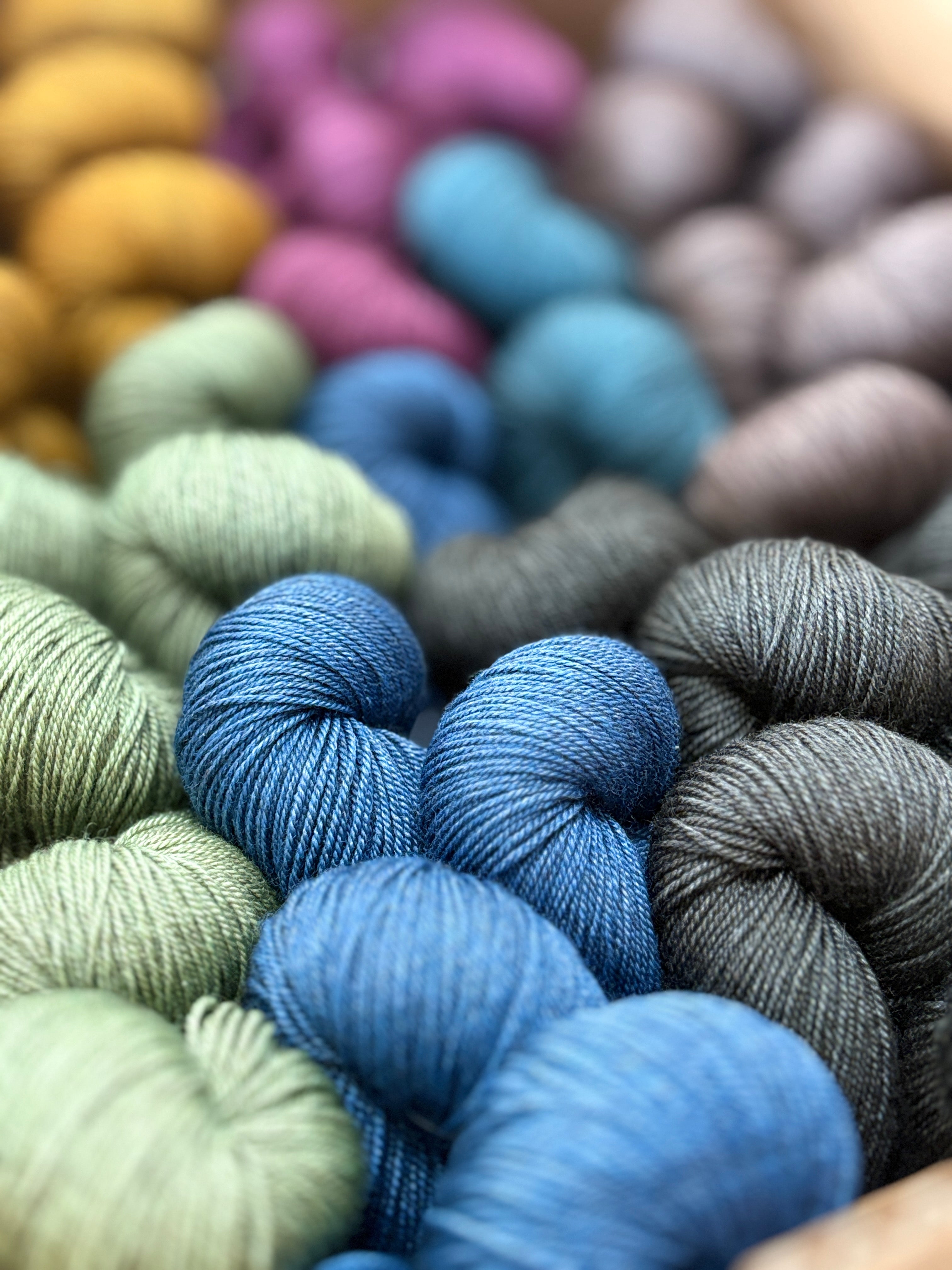 Lumoava Jakki – Luonnonhienointa pehmeyttä ja eksoottista lämpöä
Ylellinen kuitusekoitus tuo neuleeseesi jakkivillan ainutlaatuisen pehmeyden ja merinovillan joustavan lämmön