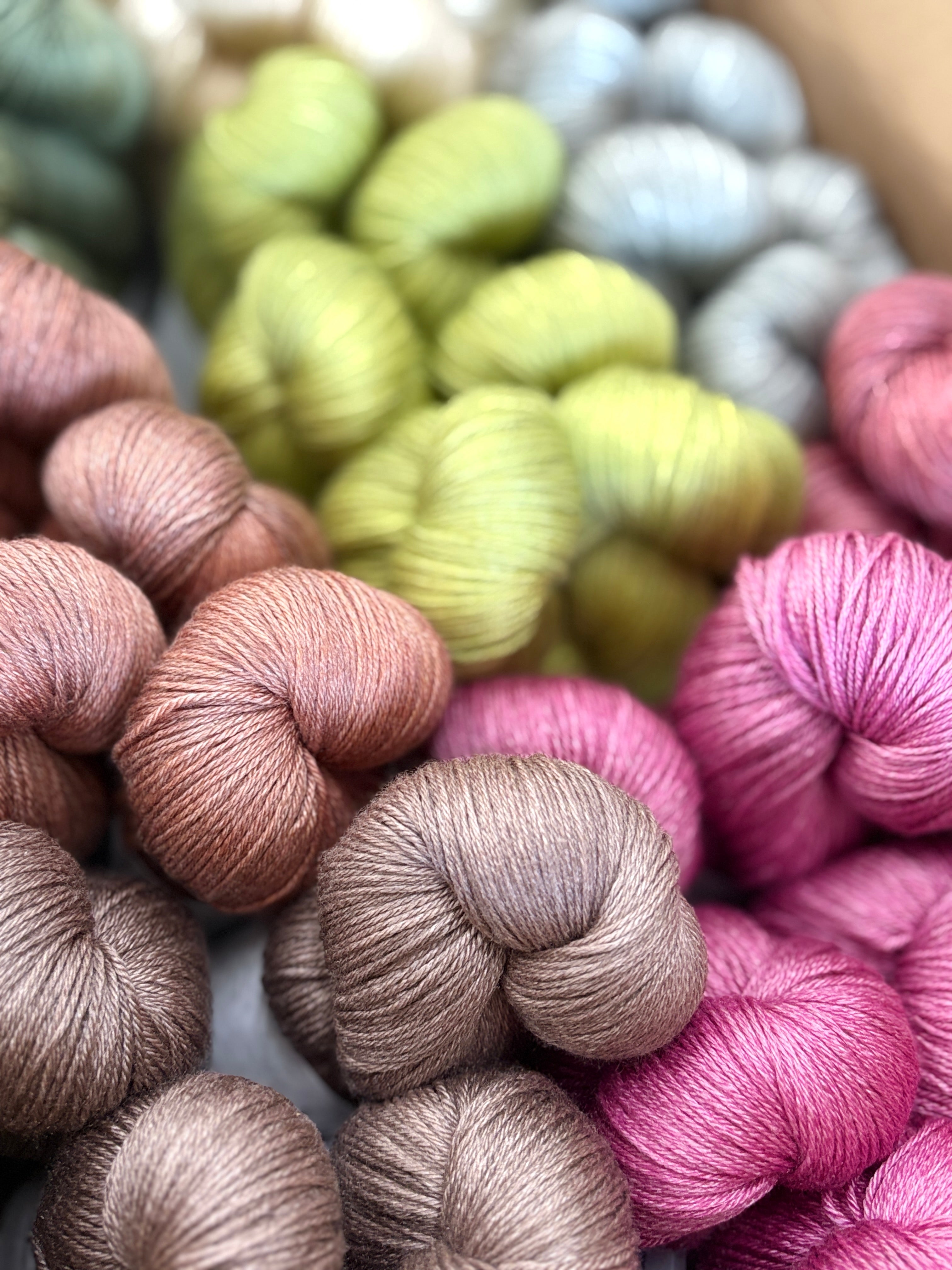 Lumoava Silkki II 
Lanka on ylellinen yhdistelmä superwash-käsiteltyä merinovillaa ja aitoa silkkiä.  100 gramman vyyhti sisältää peräti 400 metriä lankaa