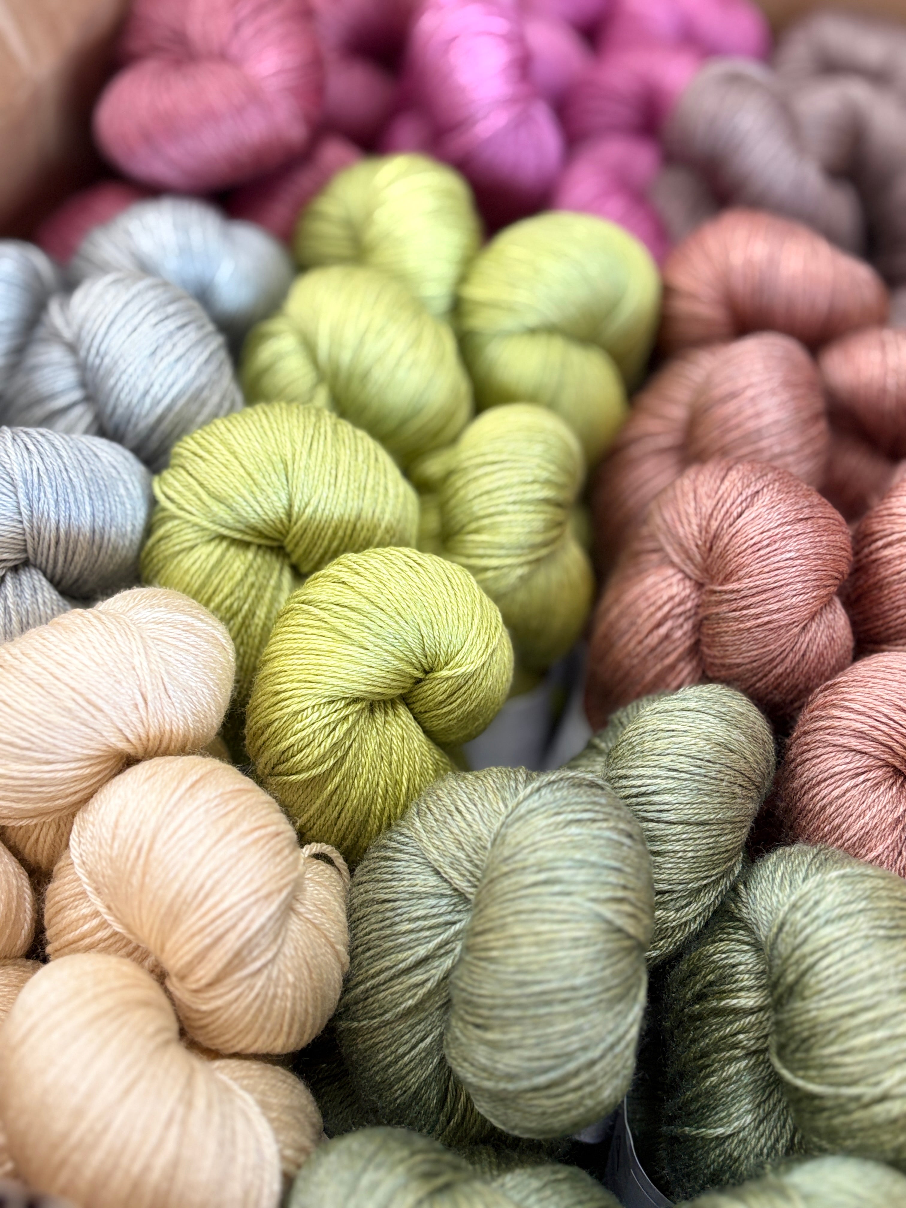 Lumoava Silkki II 
Lanka on ylellinen yhdistelmä superwash-käsiteltyä merinovillaa ja aitoa silkkiä.  100 gramman vyyhti sisältää peräti 400 metriä lankaa