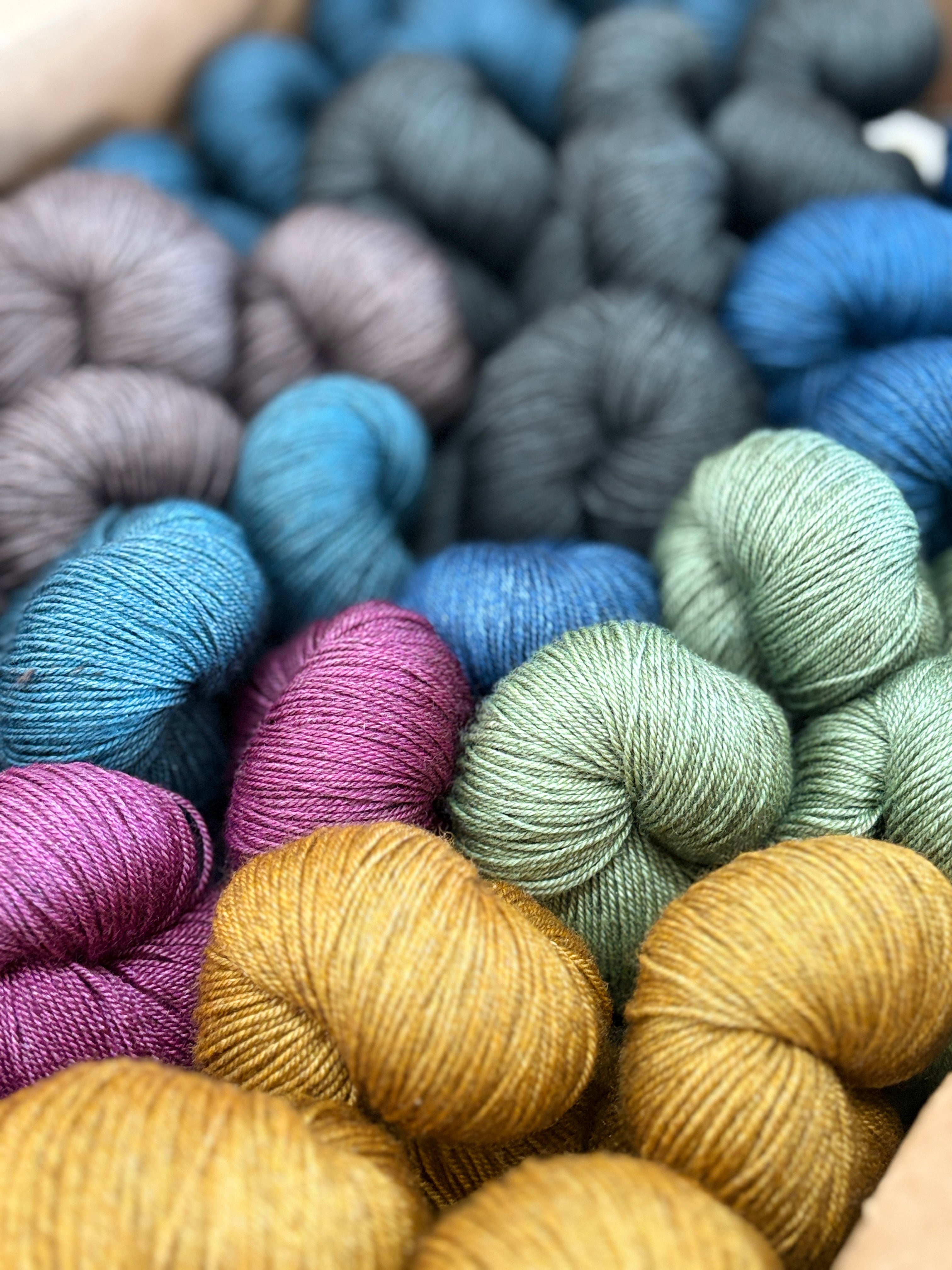 Lumoava Jakki – Luonnonhienointa pehmeyttä ja eksoottista lämpöä
Ylellinen kuitusekoitus tuo neuleeseesi jakkivillan ainutlaatuisen pehmeyden ja merinovillan joustavan lämmön