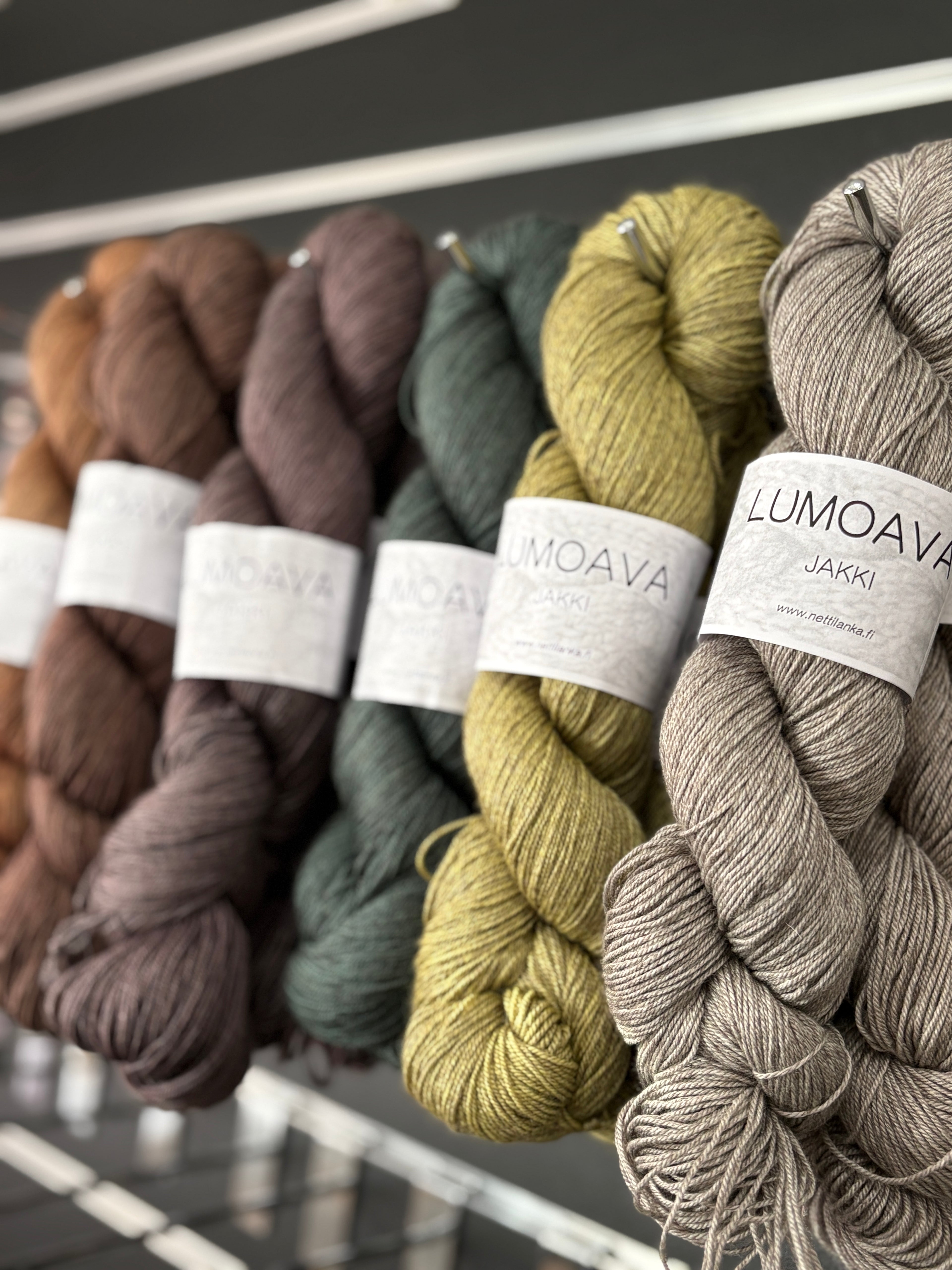 Lumoava Jakki – Luonnonhienointa pehmeyttä ja eksoottista lämpöä
Ylellinen kuitusekoitus tuo neuleeseesi jakkivillan ainutlaatuisen pehmeyden ja merinovillan joustavan lämmön