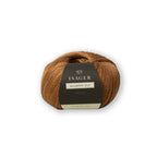 Isager Mulberry Silk 25 g – 100 % ylellinen mulperisilkkilanka. Tuo neuleeseen silkkisen pehmeyden ja kiillon toisen langan rinnalla. Tilaa silkki heti!