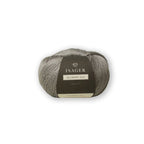 Isager Mulberry Silk 25 g – 100 % ylellinen mulperisilkkilanka. Tuo neuleeseen silkkisen pehmeyden ja kiillon toisen langan rinnalla. Tilaa silkki heti!