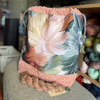 Carelia Handmade iso käsintehty projektipussi kantokahvalla ja sisätaskuilla. Mukana ihana kehruukuitu- tai käsinkehrätty minilankanäyte!