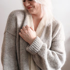 Pravi on muhkea, lämmin ja rento jämäkerien unelmaneule! Hannemari Lehtosen (Hannemari Design) suunnittelema villatakki on arjen luottovaate, joka korvaa ohuemman takin viileillä keleillä ja pitää sinut ihanan lämpimänä talven pakkasilla.