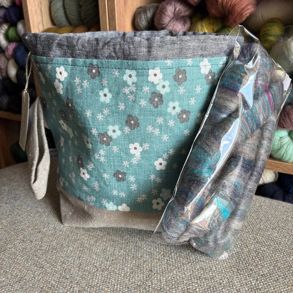 Carelia Handmade käsintehty pellavainen kässäpussi kiristysnyöreillä ja kantolenkillä. Mukana ihana kehruukuitu- tai käsinkehrätty minilankanäyte!