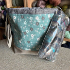 Carelia Handmade käsintehty pellavainen kässäpussi kiristysnyöreillä ja kantolenkillä. Mukana ihana kehruukuitu- tai käsinkehrätty minilankanäyte!