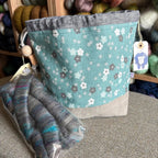 Carelia Handmade käsintehty pellavainen kässäpussi kiristysnyöreillä ja kantolenkillä. Mukana ihana kehruukuitu- tai käsinkehrätty minilankanäyte!