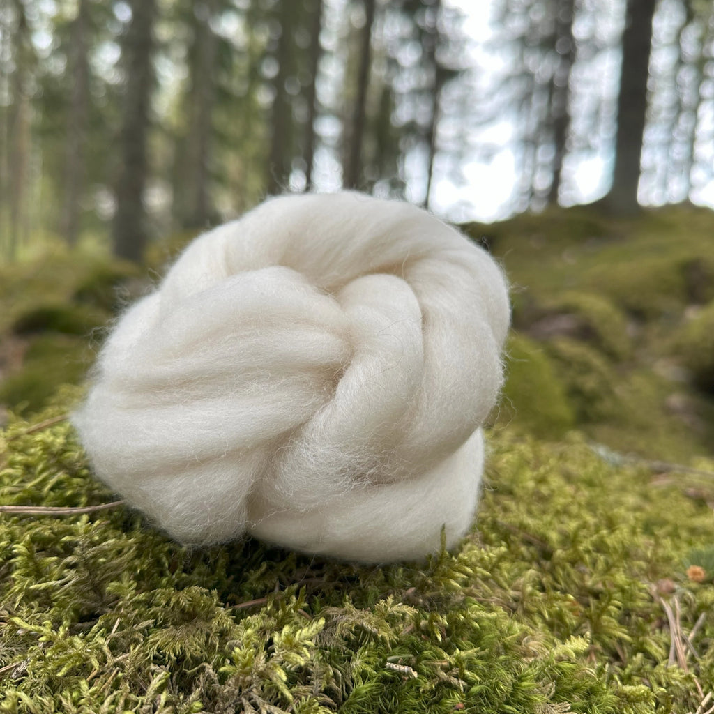 Tämä luonnonvalkoinen pitkäkuituinen ja erittäin pehmeä villa sädehtii hienovaraisella kiillolla. Lincoln- ja Merino-rotujen täydellinen yhdistelmä luo ainutlaatuisen kuidun.