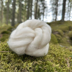 Tämä luonnonvalkoinen pitkäkuituinen ja erittäin pehmeä villa sädehtii hienovaraisella kiillolla. Lincoln- ja Merino-rotujen täydellinen yhdistelmä luo ainutlaatuisen kuidun.