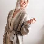 Hannemari Lehtosen (Hannemari Design) suunnittelema villatakki on arjen luottovaate, joka korvaa ohuemman takin viileillä keleillä ja pitää sinut ihanan lämpimänä talven pakkasilla.