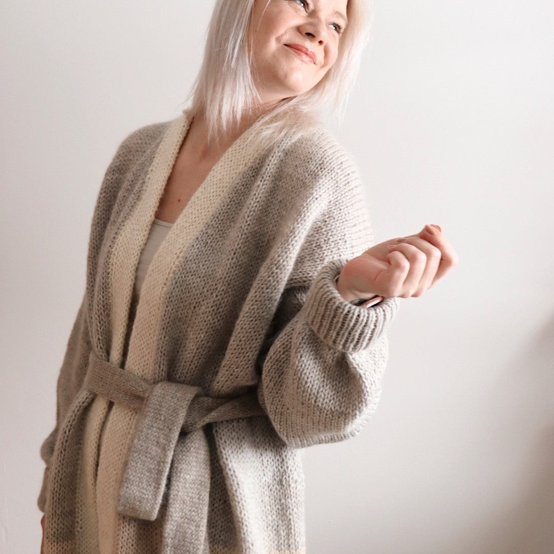 Hannemari Lehtosen (Hannemari Design) suunnittelema villatakki on arjen luottovaate, joka korvaa ohuemman takin viileillä keleillä ja pitää sinut ihanan lämpimänä talven pakkasilla.