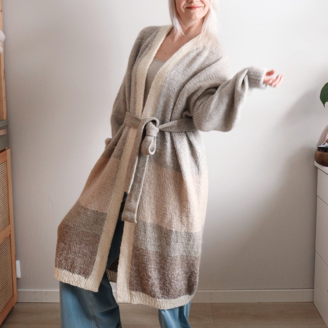 Pravi on muhkea, lämmin ja rento jämäkerien unelmaneule! Hannemari Lehtosen (Hannemari Design) suunnittelema villatakki on arjen luottovaate, joka korvaa ohuemman takin viileillä keleillä ja pitää sinut ihanan lämpimänä talven pakkasilla.