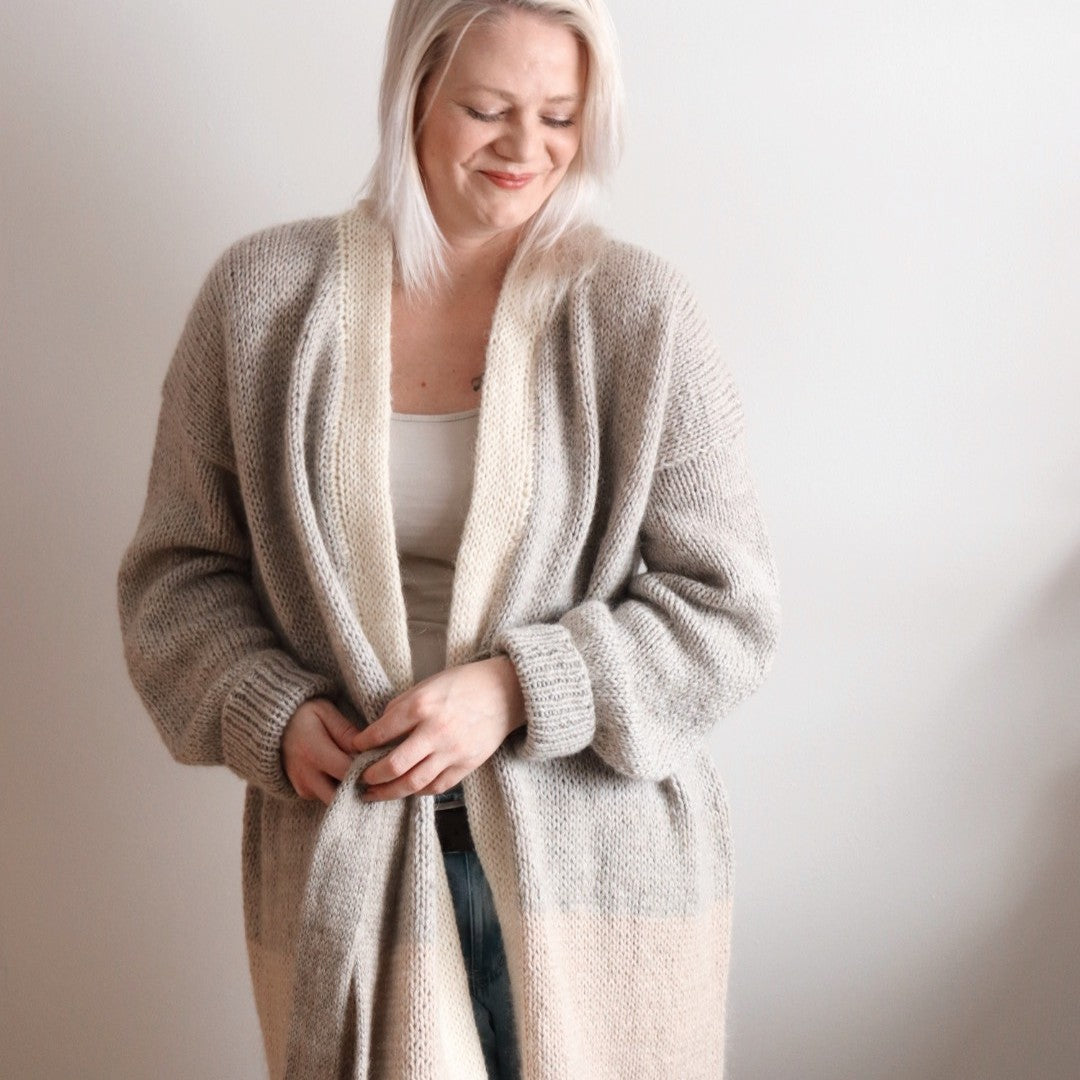 Pravi on muhkea, lämmin ja rento jämäkerien unelmaneule! Hannemari Lehtosen (Hannemari Design) suunnittelema villatakki on arjen luottovaate, joka korvaa ohuemman takin viileillä keleillä ja pitää sinut ihanan lämpimänä talven pakkasilla.