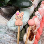 Pujota stopparit puikkojen päihin, kun lasket työn käsistäsi tai pakkaat sen projektipussiin. Joustava silikoni nappaa napakasti kiinni puikkoon ja varmistaa, etteivät silmukat pääse putoamaan kuljetuksenkaan aikana.