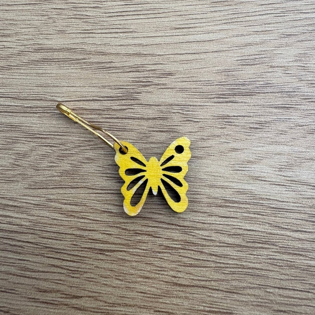 Miisku Design Perhonen -silmukkamerkki kotimaisesta koivuvanerista. Lukittava ja kevyt merkki 3 värissä neulontaan ja virkkaukseen. Tilaa heti!