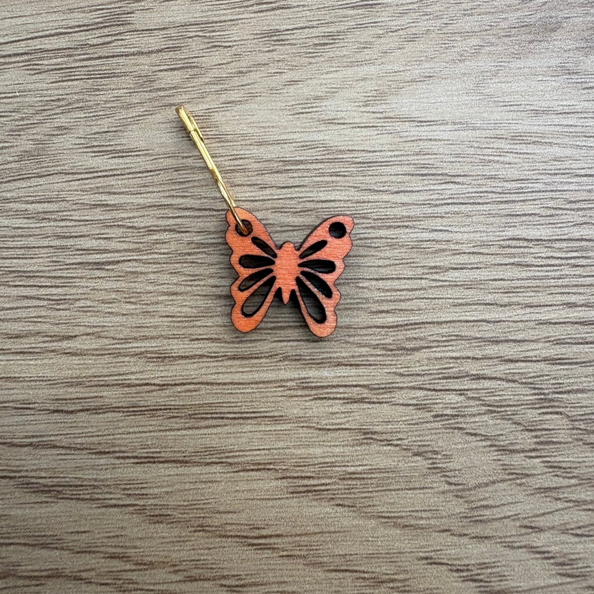 Miisku Design Perhonen -silmukkamerkki kotimaisesta koivuvanerista. Lukittava ja kevyt merkki 3 värissä neulontaan ja virkkaukseen. Tilaa heti!