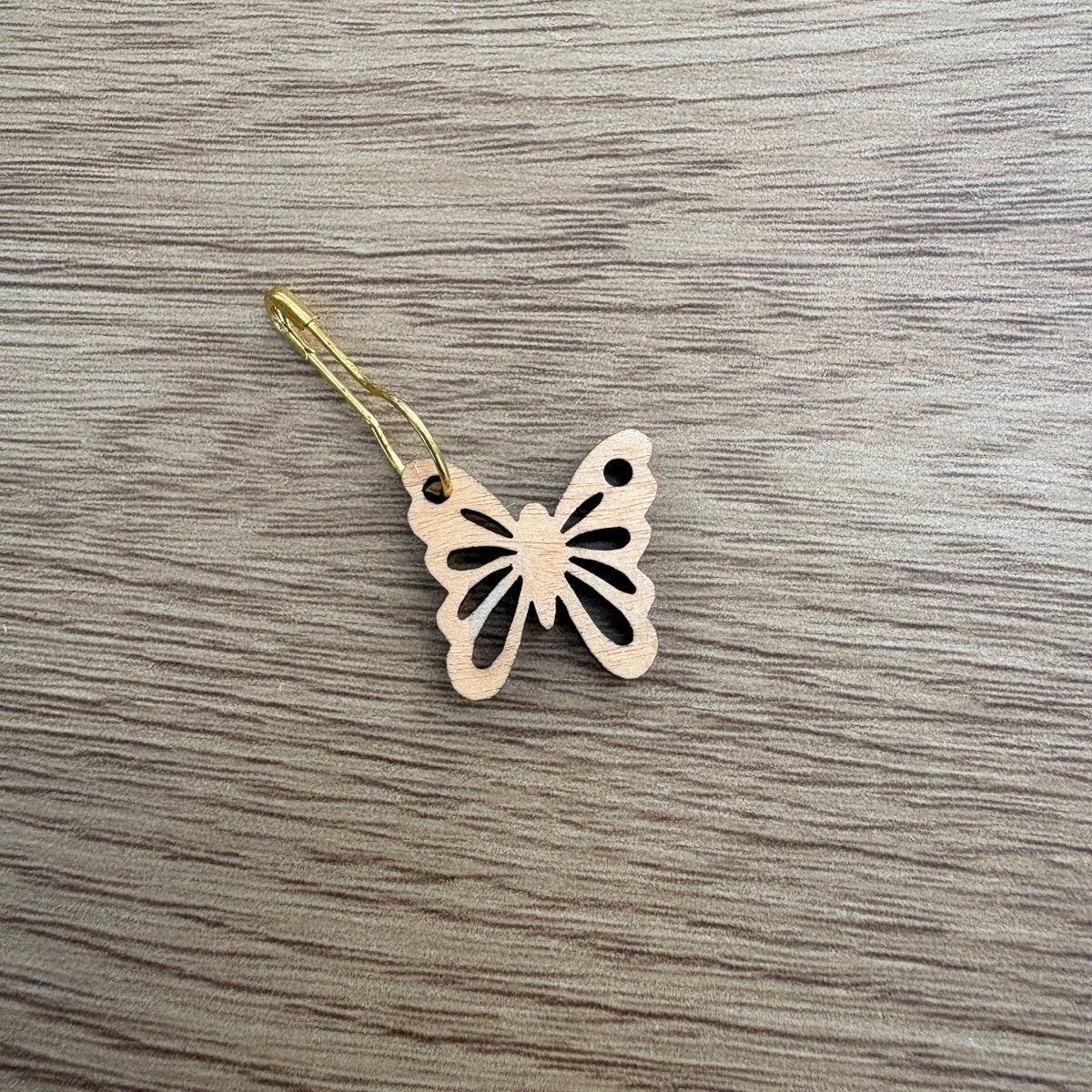 Miisku Design Perhonen -silmukkamerkki kotimaisesta koivuvanerista. Lukittava ja kevyt merkki 3 värissä neulontaan ja virkkaukseen. Tilaa heti!