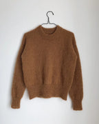 Stockholm Sweater on ylellinen, höyhenenkevyt ja elegantti neulepusero, joka neulotaan kauttaaltaan kaksinkertaisesta lace-vahvuisesta silkki-mohairlangasta.