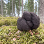 Pehmeää luksusta suoraan Suomesta! Suomenlampaan villa hurmaa silkkisellä pehmeydellään, kauniilla kiillollaan ja ainutlaatuisella lämmöllään. Täydellinen luonnonmateriaali vastuullisiin ja mukaviin tuotteisiin.
