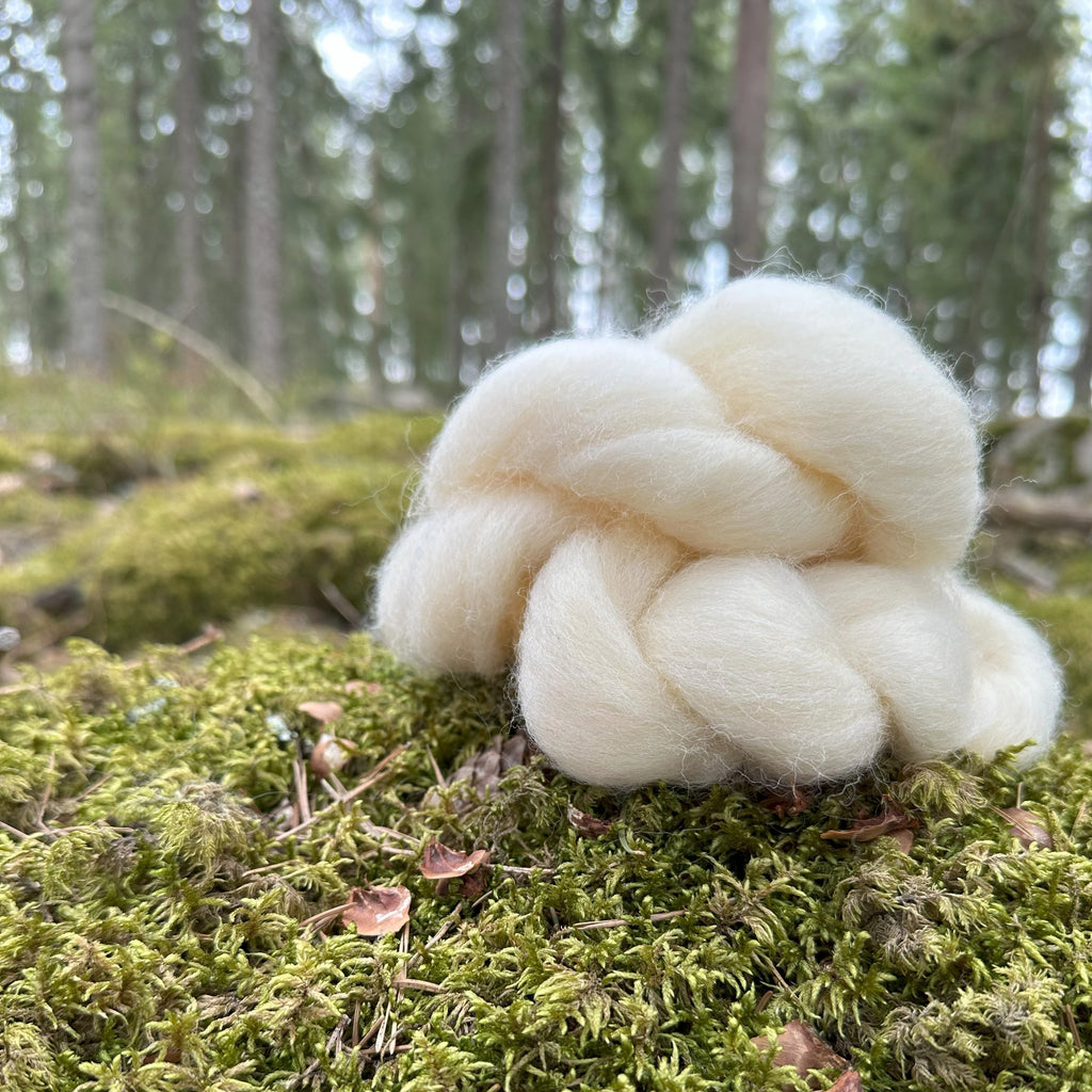 Pehmeää luksusta suoraan Suomesta! Suomenlampaan villa hurmaa silkkisellä pehmeydellään, kauniilla kiillollaan ja ainutlaatuisella lämmöllään. Täydellinen luonnonmateriaali vastuullisiin ja mukaviin tuotteisiin.