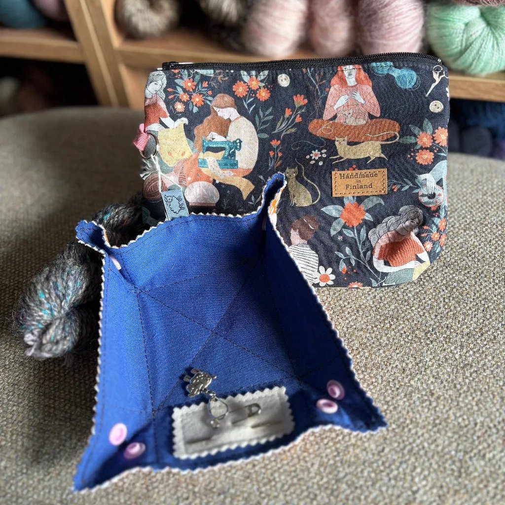Carelia Handmade käsintehty tilpehööripussukka ja nerokas nepparialunen neuloille ja tarvikkeille. Mukana aito kehruukuitu- tai käsinkehrätty minilankanäyte!