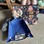 Carelia Handmade käsintehty tilpehööripussukka ja nerokas nepparialunen neuloille ja tarvikkeille. Mukana aito kehruukuitu- tai käsinkehrätty minilankanäyte!