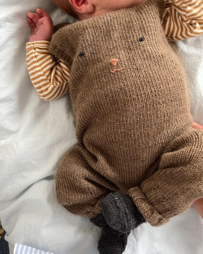 Teddy Pants -henkselihousut ovat suloiset, pehmeät ja leikkisät vauvojen ja taaperoiden neulehousut, joiden rintamusta koristaa herttainen kirjailtu nallen naama.