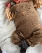 Teddy Pants -henkselihousut ovat suloiset, pehmeät ja leikkisät vauvojen ja taaperoiden neulehousut, joiden rintamusta koristaa herttainen kirjailtu nallen naama.