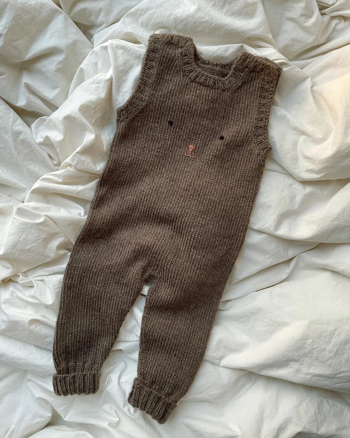 Teddy Pants -henkselihousut ovat suloiset, pehmeät ja leikkisät vauvojen ja taaperoiden neulehousut, joiden rintamusta koristaa herttainen kirjailtu nallen naama.
