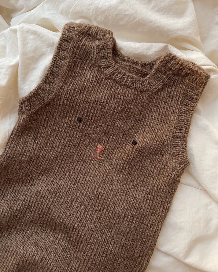 Teddy Pants -henkselihousut ovat suloiset, pehmeät ja leikkisät vauvojen ja taaperoiden neulehousut, joiden rintamusta koristaa herttainen kirjailtu nallen naama.