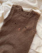Teddy Pants -henkselihousut ovat suloiset, pehmeät ja leikkisät vauvojen ja taaperoiden neulehousut, joiden rintamusta koristaa herttainen kirjailtu nallen naama.