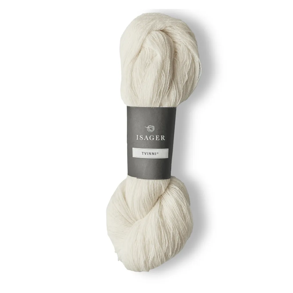 Isager Tvinni 100 g (2x50 g) – Ensiluokkainen 2-säikeinen merinokaritsanvilla (510 m / 100 g). Kestävä ja monikäyttöinen. Tilaa ihana lanka heti!