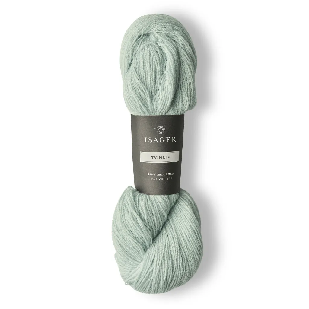 Isager Tvinni 100 g (2x50 g) – Ensiluokkainen 2-säikeinen merinokaritsanvilla (510 m / 100 g). Kestävä ja monikäyttöinen. Tilaa ihana lanka heti!