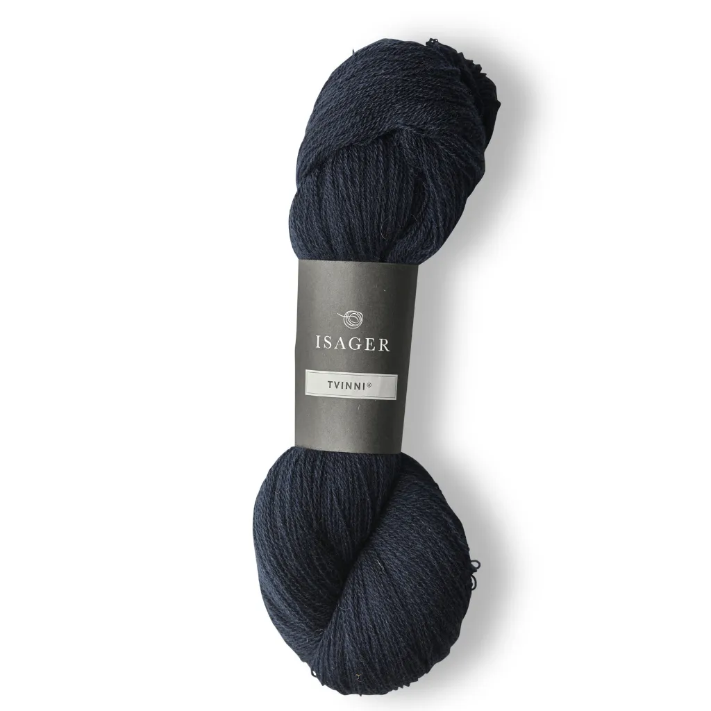 Isager Tvinni 100 g (2x50 g) – Ensiluokkainen 2-säikeinen merinokaritsanvilla (510 m / 100 g). Kestävä ja monikäyttöinen. Tilaa ihana lanka heti!