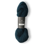 Isager Tvinni 100 g (2x50 g) – Ensiluokkainen 2-säikeinen merinokaritsanvilla (510 m / 100 g). Kestävä ja monikäyttöinen. Tilaa ihana lanka heti!