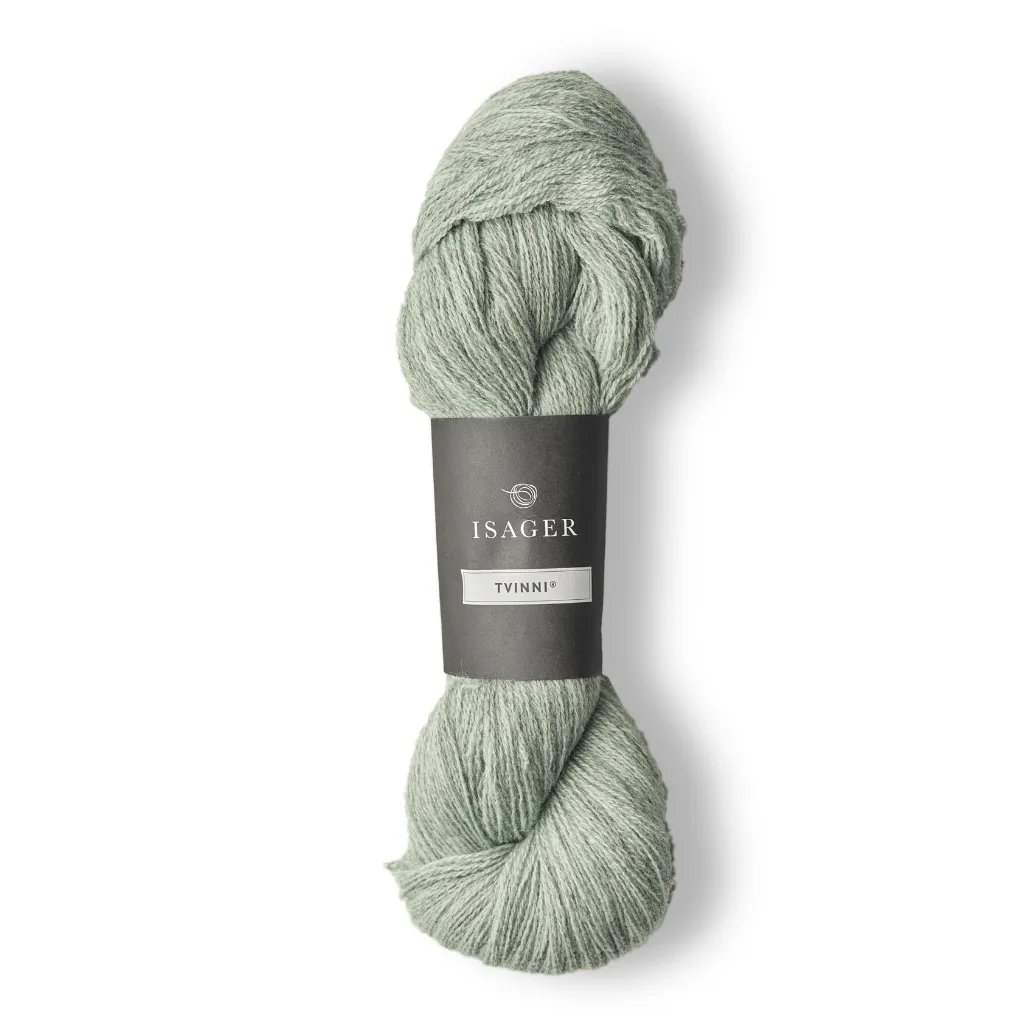 Isager Tvinni 100 g (2x50 g) – Ensiluokkainen 2-säikeinen merinokaritsanvilla (510 m / 100 g). Kestävä ja monikäyttöinen. Tilaa ihana lanka heti!