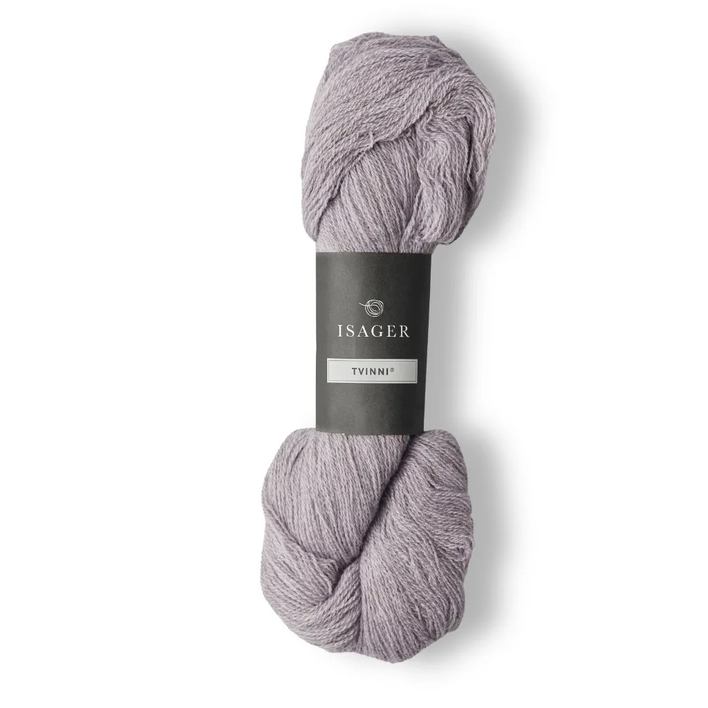 Isager Tvinni 100 g (2x50 g) – Ensiluokkainen 2-säikeinen merinokaritsanvilla (510 m / 100 g). Kestävä ja monikäyttöinen. Tilaa ihana lanka heti!