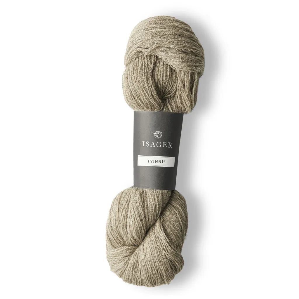 Isager Tvinni 100 g (2x50 g) – Ensiluokkainen 2-säikeinen merinokaritsanvilla (510 m / 100 g). Kestävä ja monikäyttöinen. Tilaa ihana lanka heti!