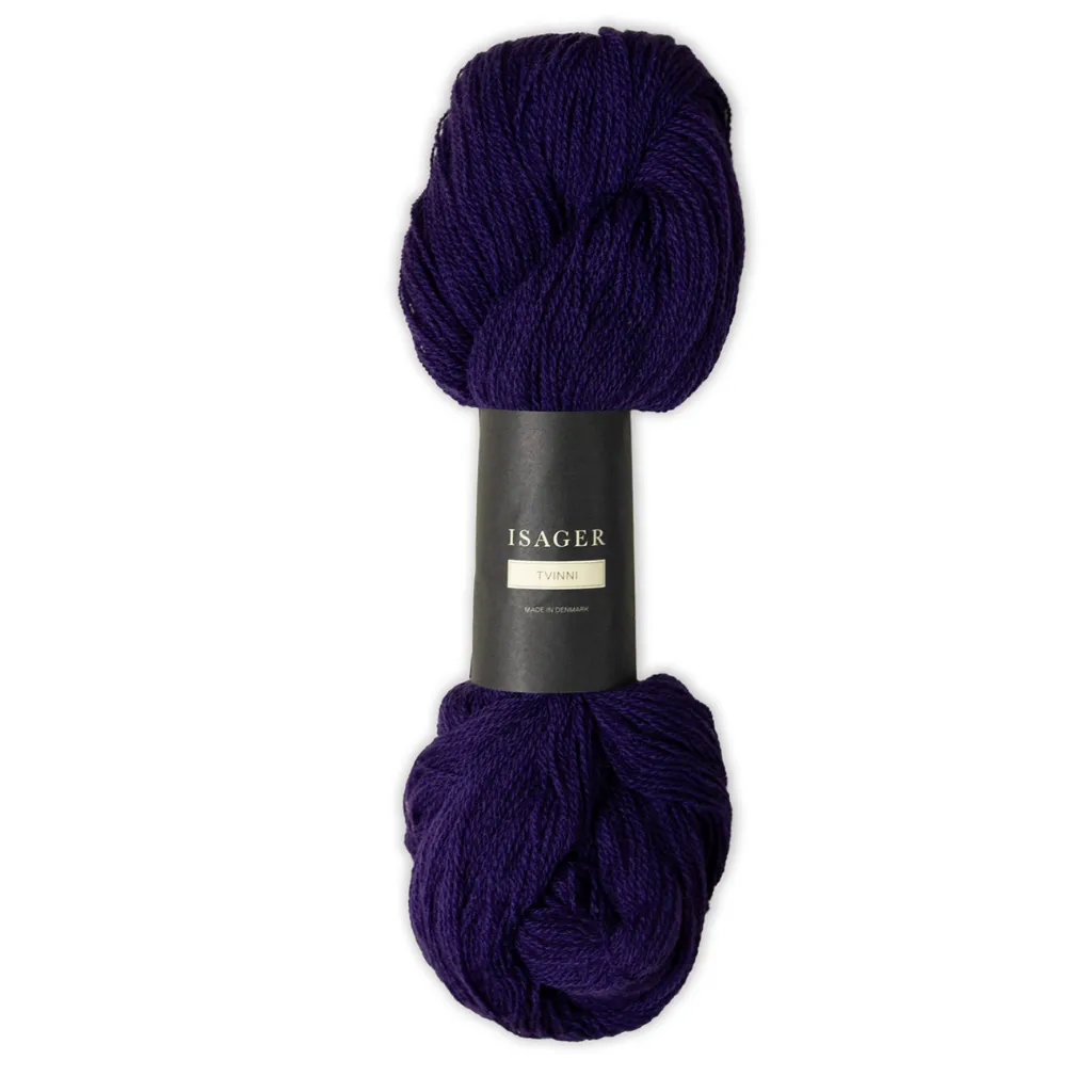 Isager Tvinni 100 g (2x50 g) – Ensiluokkainen 2-säikeinen merinokaritsanvilla (510 m / 100 g). Kestävä ja monikäyttöinen. Tilaa ihana lanka heti!