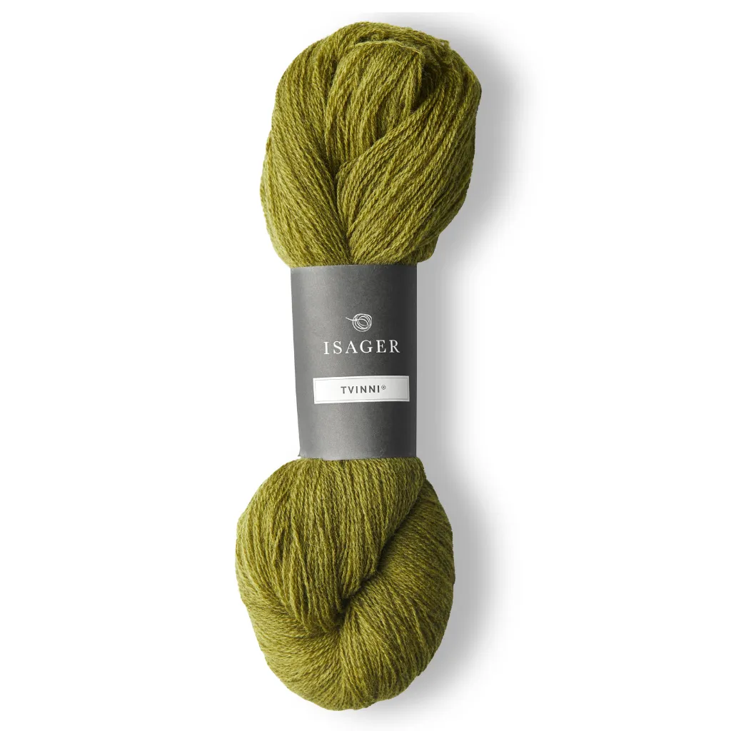 Isager Tvinni 100 g (2x50 g) – Ensiluokkainen 2-säikeinen merinokaritsanvilla (510 m / 100 g). Kestävä ja monikäyttöinen. Tilaa ihana lanka heti!
