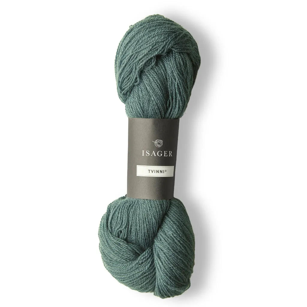 Isager Tvinni 100 g (2x50 g) – Ensiluokkainen 2-säikeinen merinokaritsanvilla (510 m / 100 g). Kestävä ja monikäyttöinen. Tilaa ihana lanka heti!
