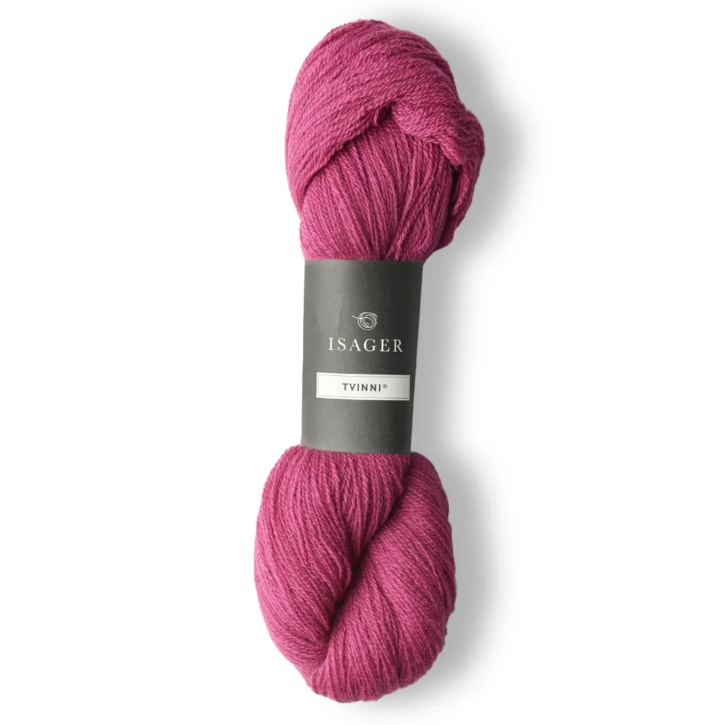 Isager Tvinni 100 g (2x50 g) – Ensiluokkainen 2-säikeinen merinokaritsanvilla (510 m / 100 g). Kestävä ja monikäyttöinen. Tilaa ihana lanka heti!