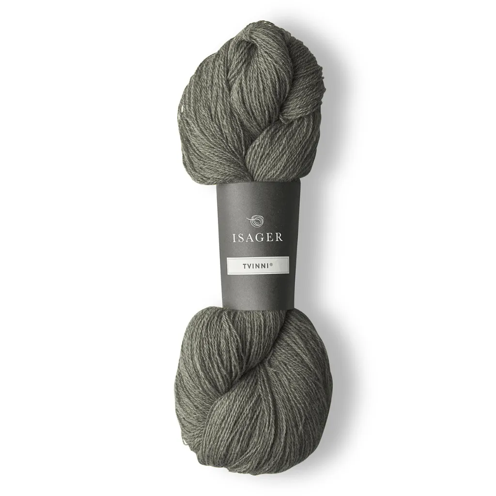 Isager Tvinni 100 g (2x50 g) – Ensiluokkainen 2-säikeinen merinokaritsanvilla (510 m / 100 g). Kestävä ja monikäyttöinen. Tilaa ihana lanka heti!