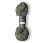Isager Tvinni 100 g (2x50 g) – Ensiluokkainen 2-säikeinen merinokaritsanvilla (510 m / 100 g). Kestävä ja monikäyttöinen. Tilaa ihana lanka heti!