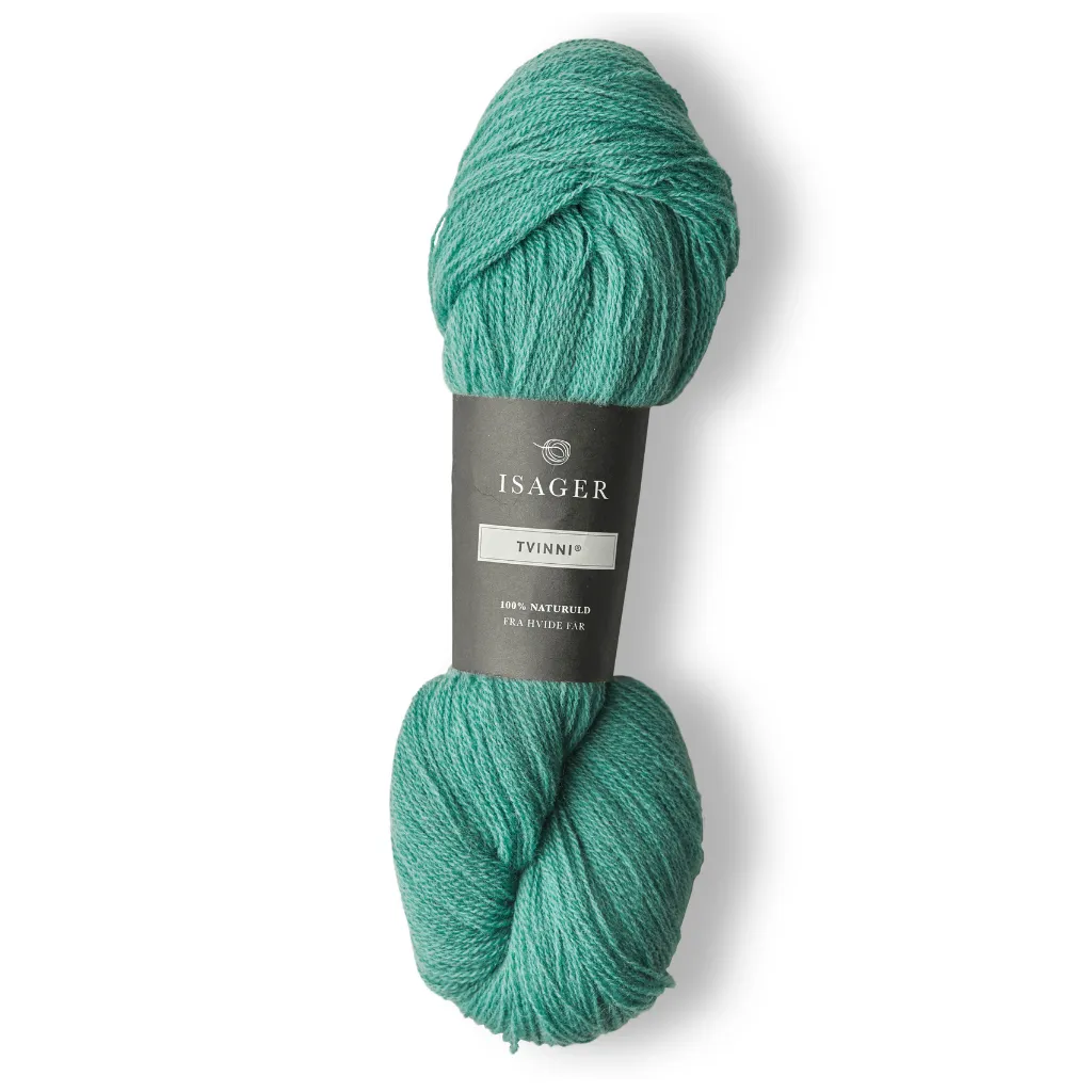 Isager Tvinni 100 g (2x50 g) – Ensiluokkainen 2-säikeinen merinokaritsanvilla (510 m / 100 g). Kestävä ja monikäyttöinen. Tilaa ihana lanka heti!
