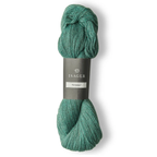 Isager Tvinni 100 g (2x50 g) – Ensiluokkainen 2-säikeinen merinokaritsanvilla (510 m / 100 g). Kestävä ja monikäyttöinen. Tilaa ihana lanka heti!