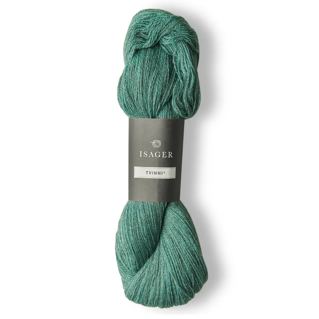 Isager Tvinni 100 g (2x50 g) – Ensiluokkainen 2-säikeinen merinokaritsanvilla (510 m / 100 g). Kestävä ja monikäyttöinen. Tilaa ihana lanka heti!